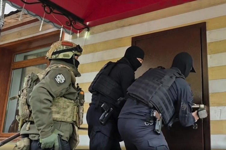 В Ульяновске при поддержке бойцов Росгвардии задержан подозреваемый в коррупционном преступлении (видео)