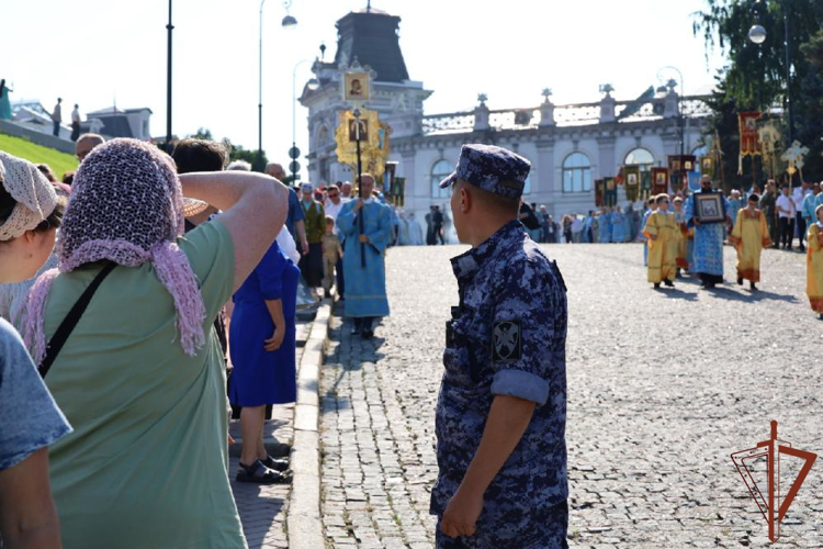 В Казани Росгвардия приняла участие в обеспечении безопасности крестного хода и освящения храма (видео)