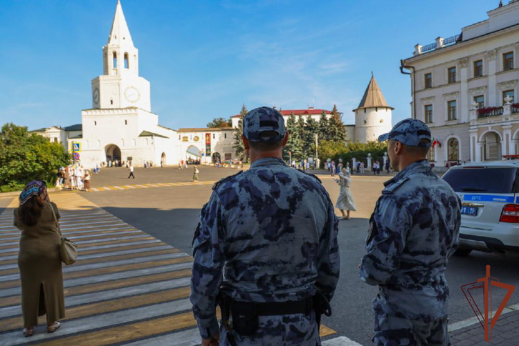 В Казани Росгвардия приняла участие в обеспечении безопасности крестного хода и освящения храма (видео)