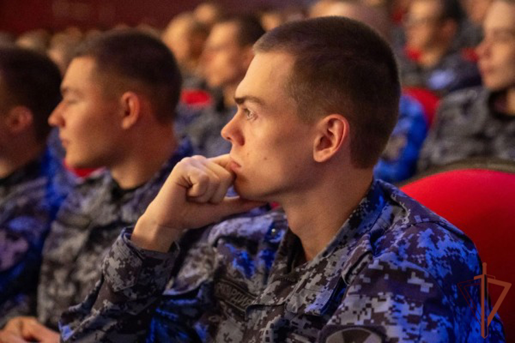 В столичном главке Росгвардии прошел показ спектакля о мужестве и долге