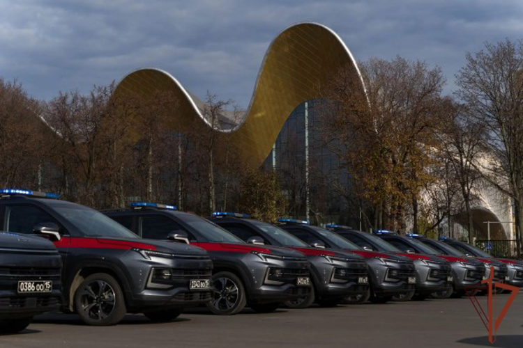 В Москве росгвардейцы провели тактические занятия по контраварийному вождению служебных автомобилей
