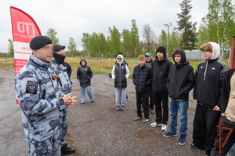В Санкт-Петербурге сотрудники ОМОН «Бастион» Росгвардии провели для школьников мастер-класс по новому нормативу ГТО — управлению БПЛА