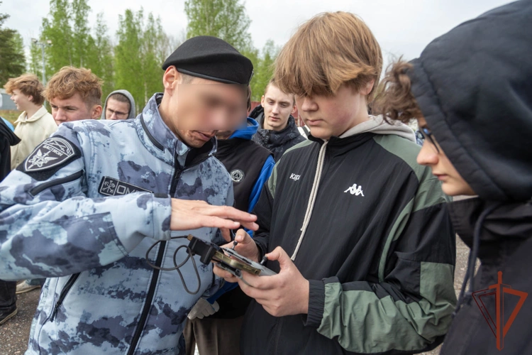 В Санкт-Петербурге сотрудники ОМОН «Бастион» Росгвардии провели для школьников мастер-класс по новому нормативу ГТО — управлению БПЛА
