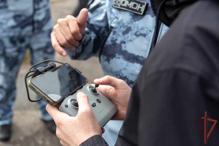 В Санкт-Петербурге сотрудники ОМОН «Бастион» Росгвардии провели для школьников мастер-класс по новому нормативу ГТО — управлению БПЛА