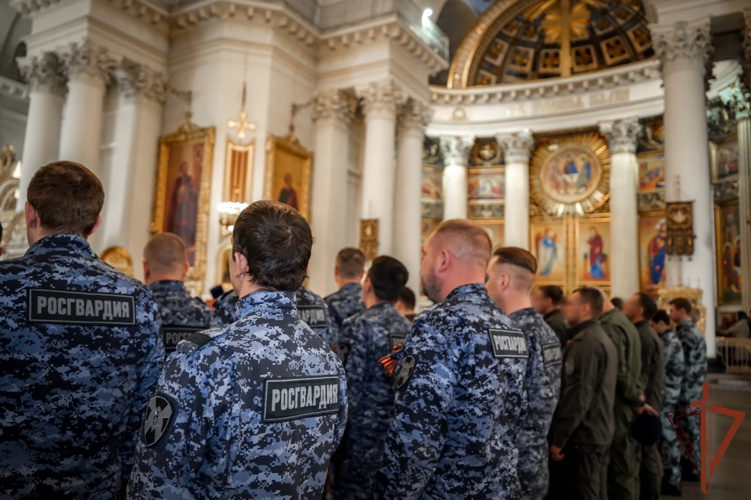 В Санкт-Петербурге росгвардейцы приняли участие в праздничном богослужении в ознаменование Дня Победы