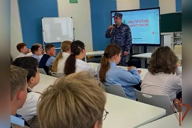 Росгвардейцы провели для школьников в Подмосковье урок правовой грамотности и профориентации