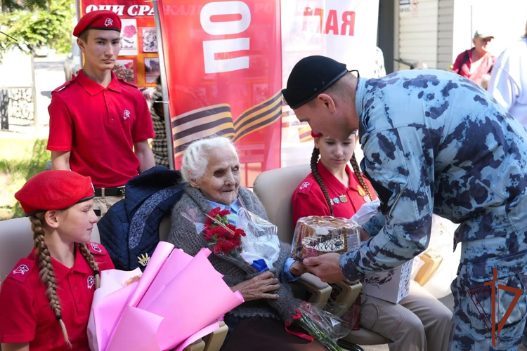 В Алтайском крае росгвардейцы поздравили 101-летнего ветерана Великой Отечественной войны с наступающим Днём Победы