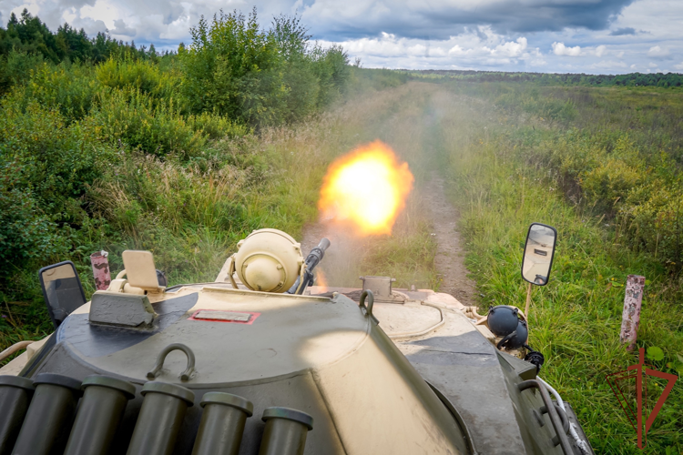 Боевые стрельбы из БТР провели росгвардейцы под Петербургом (видео)