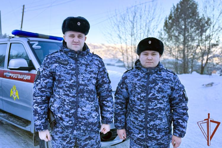 В Республике Алтай росгвардейцы оказали экстренную помощь женщине, потерявшей сознание на улице