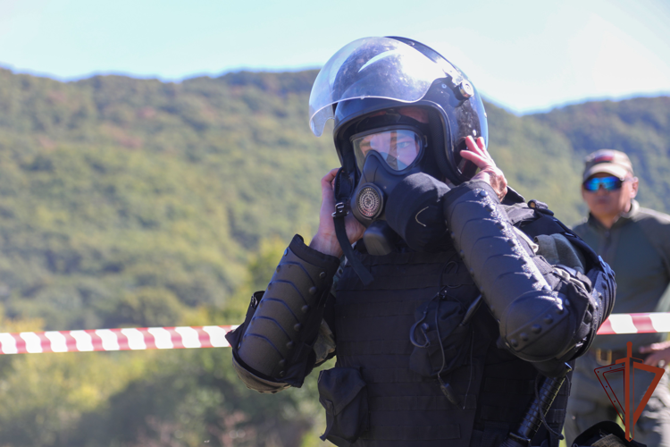 Испытания на знак отличия первой степени прошли бойцы ОМОН Южного округа Росгвардии
