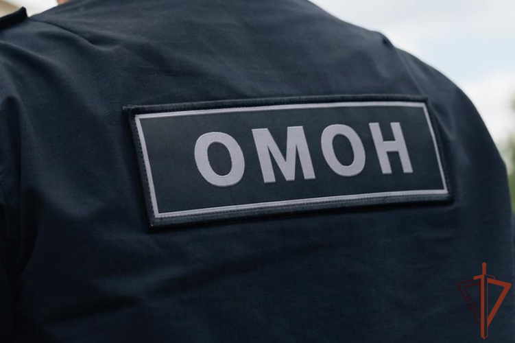 В Вологодской области сотрудники ОМОН Росгвардии оказали силовую поддержку полицейским при проведении миграционных рейдов