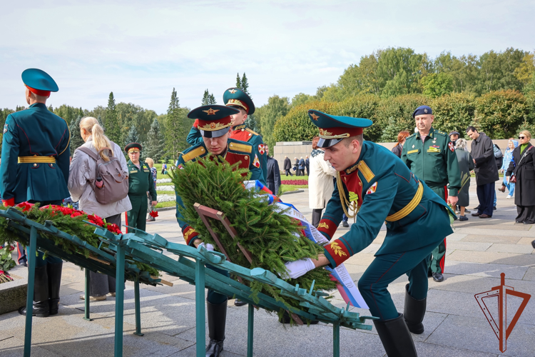 Делегация Росгвардии почтила память жертв блокады Ленинграда