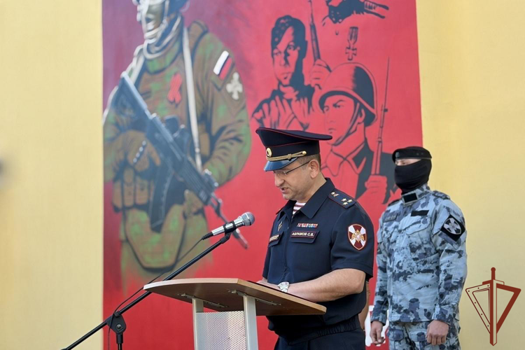 В Самаре ко Дню Государственного флага Российской Федерации отрыли мурал на здании регионального управления Росгвардии