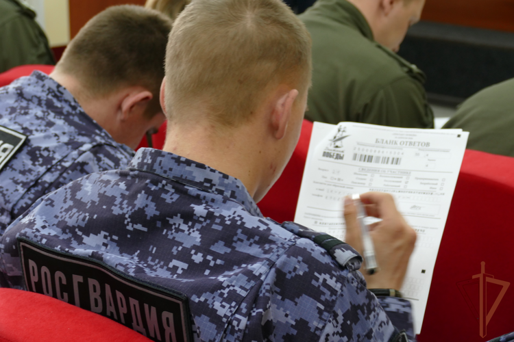 Росгвардейцы присоединились к международной акции «Диктант Победы» в Сибири