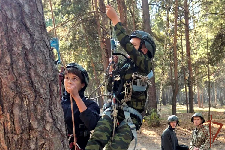 В Свердловской и Курганской областях росгвардейцы приняли участие в патриотических мероприятиях с подшефными кадетами