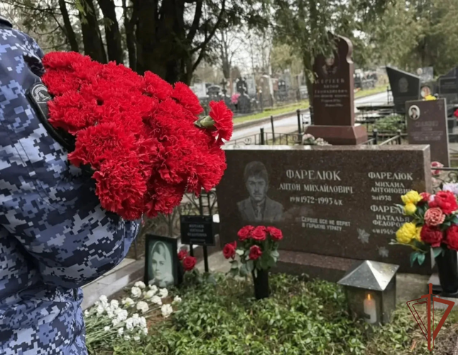 В Москве росгвардейцы почтили память Героя России Антона Фарелюка