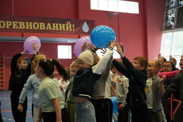 В Москве сотрудники Росгвардии поздравили будущих первоклассников с Днём знаний (видео)
