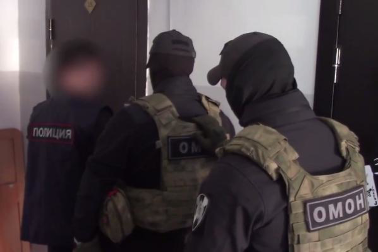 В Ульяновске спецназ Росгвардии оказал содействие при задержании группы мошенников, похитивших более 100 миллионов рублей (видео)