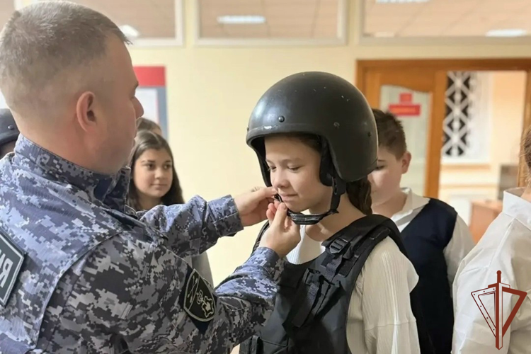 С профессией защитника Отечества познакомили молодёжь росгвардейцы в Сибири