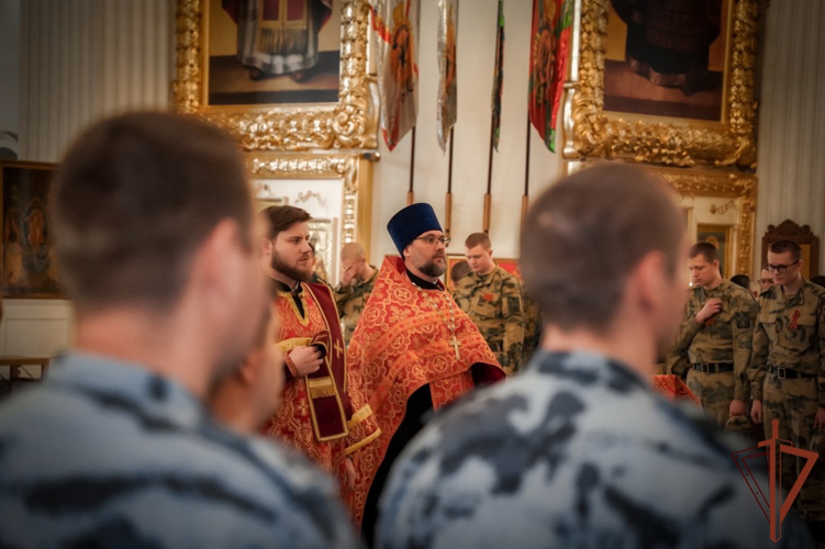 В Санкт-Петербурге росгвардейцы приняли участие в праздничном богослужении в ознаменование Дня Победы