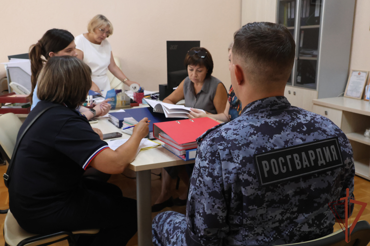 Росгвардия принимает участие в проверках безопасности образовательных учреждений Сибири