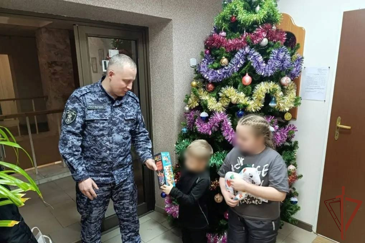 Росгвардейцы в Томской области поддержали многодетную семью участника СВО