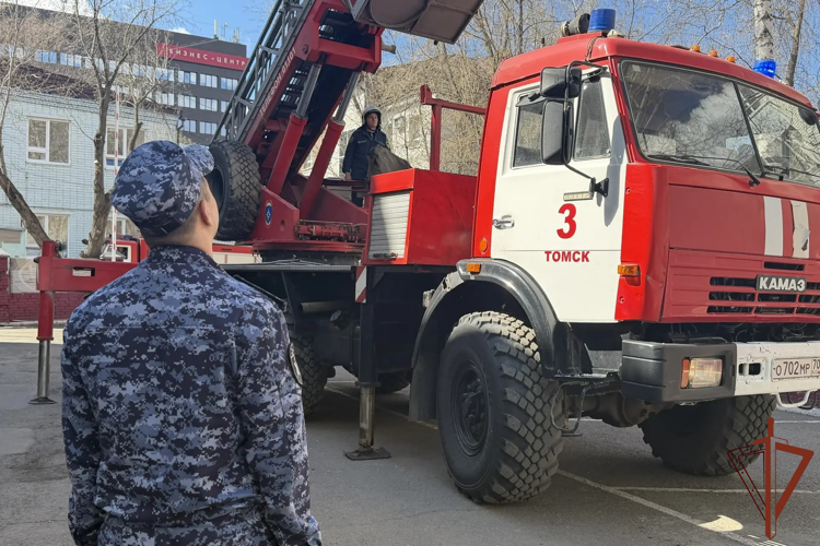 Росгвардия и МЧС провели совместные пожарно-тактические учения в Томске