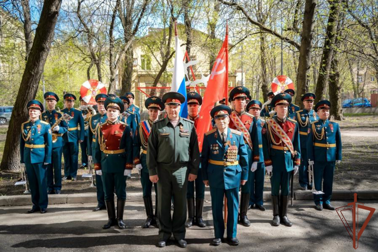 103-летнего ветерана войны и жителя блокадного Ленинграда поздравили парадом росгвардейцы в Санкт-Петербурге