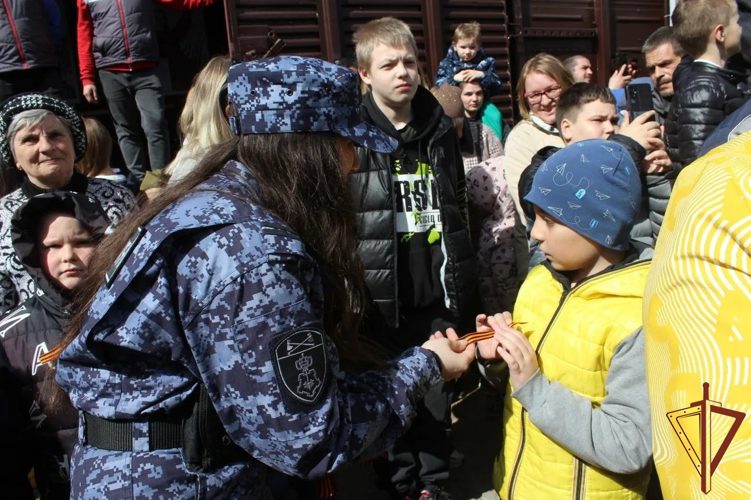 В Саратове росгвардейцы присоединились к всероссийской акции «Георгиевская ленточка» (видео)