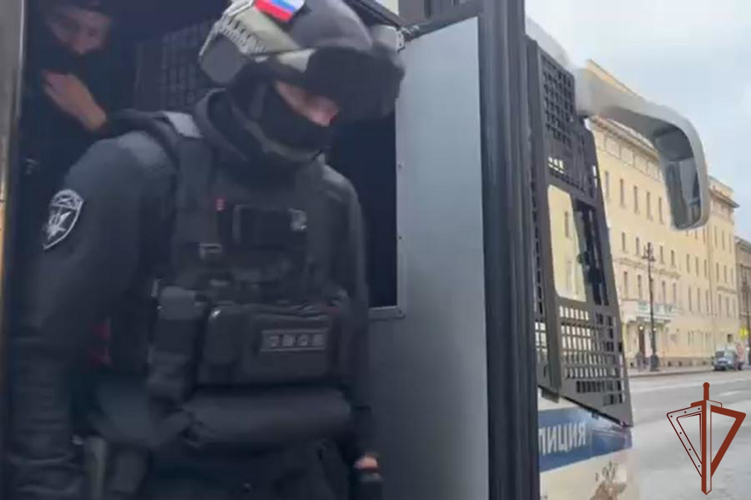 В Санкт-Петербурге при содействии сотрудников ОМОН Росгвардии проведен рейд по проверке соблюдения миграционного законодательства