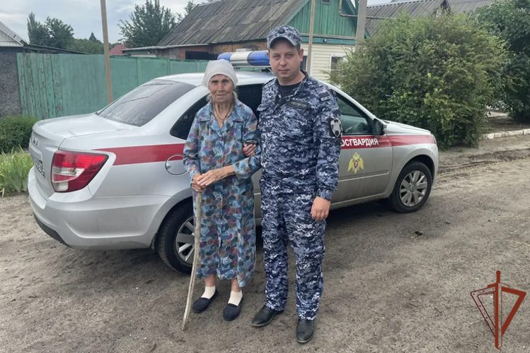 В Ростовской области сотрудники Росгвардии разыскали пропавшую пенсионерку и помогли ей вернуться к родственника