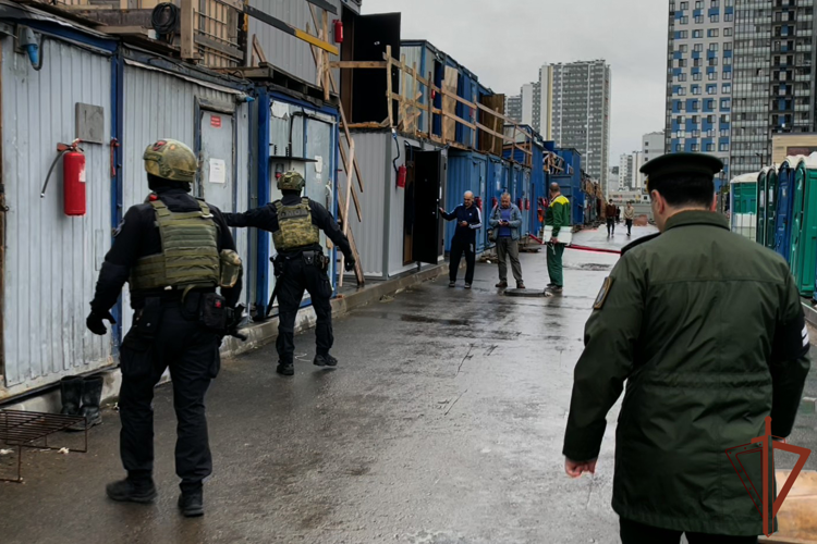 При содействии ОМОН Росгвардии в Санкт-Петербурге проведен профилактический рейд (видео)