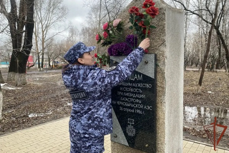 Росгвардейцы в Сибири почтили память героев-ликвидаторов последствий аварии на Чернобыльской АЭС