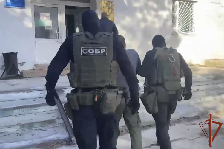 В Амурской области сотрудники СОБР Росгвардии оказали содействие при задержании подозреваемого в дискредитации Вооруженных Сил Российской Федерации