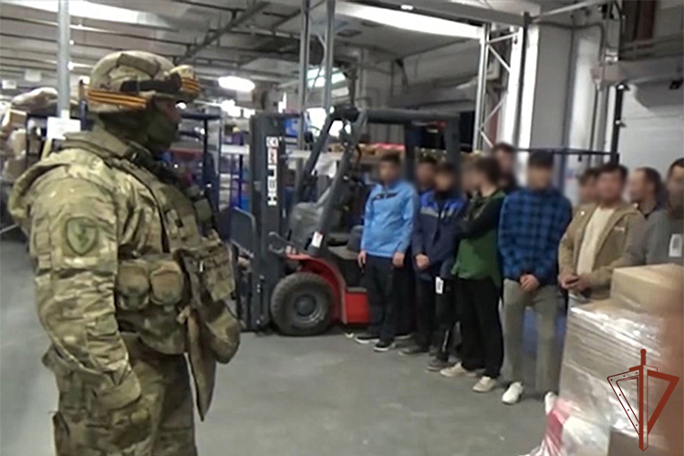 При силовой поддержке СОБР Росгвардии в Хабаровске проведены рейды по соблюдению миграционного законодательства