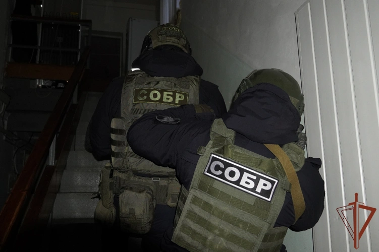 В Саратовской области при силовой поддержке спецназа Росгвардии задержаны подозреваемые в мошенничестве (видео)