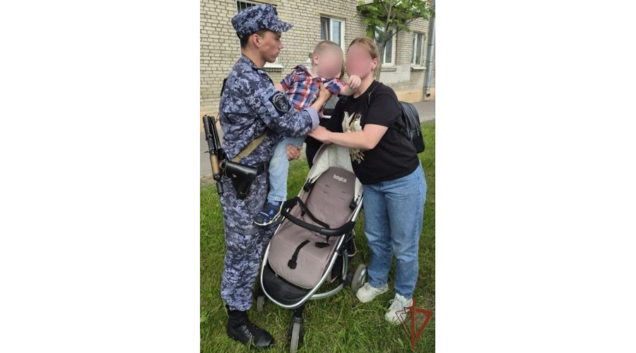 В Санкт-Петербурге сотрудники Росгвардии вернули матери сына, ушедшего с детской площадки