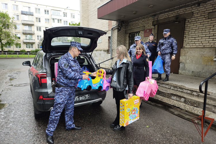 В Санкт-Петербурге росгвардейцы приняли участие в благотворительной акции «Сундучок храбрости»