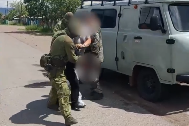 В Туве при силовой поддержке ОМОН Росгвардии задержан подозреваемый в особо тяжком преступлении (видео)