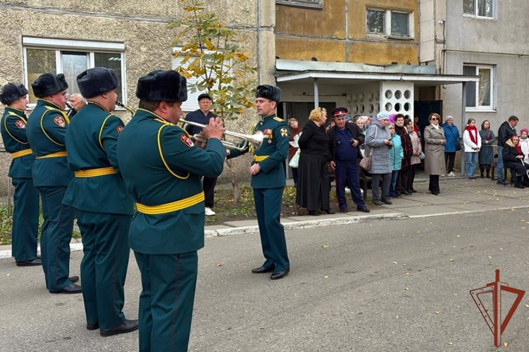 В Димитровграде военнослужащие Росгвардии поздравили труженицу тыла со столетним юбилеем (видео)