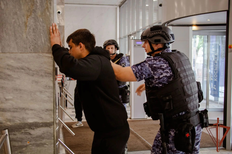 Тактическую тренировку провели росгвардейцы на базе ВУЗа в Москве (видео)