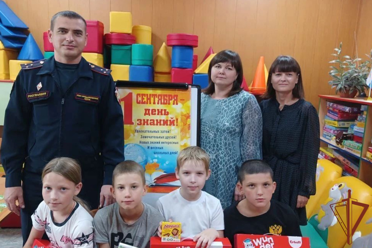 В ХМАО-Югре и Зауралье сотрудники Росгвардии провели благотворительные и профориентационные мероприятия в преддверии Дня знаний
