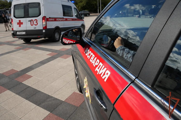 Столичные росгвардейцы оказали помощь пожилой москвичке