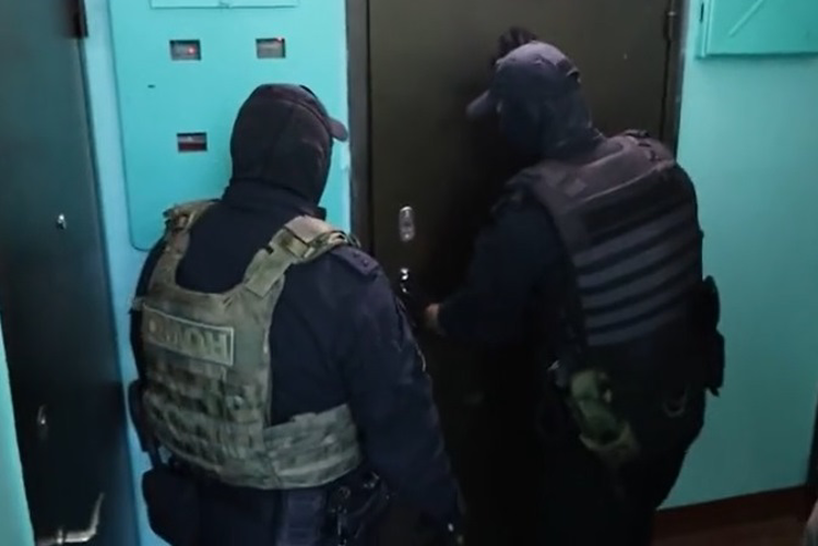 В Удмуртии при силовой поддержке спецназа Росгвардии задержаны подозреваемые в продаже контрафактной алкогольной продукции (видео)