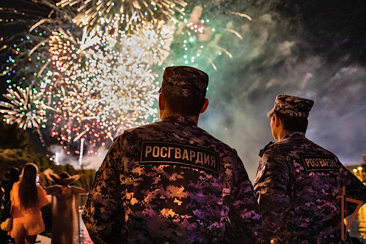 Музыканты Росгвардии поздравили жителей Екатеринбурга с Днем города