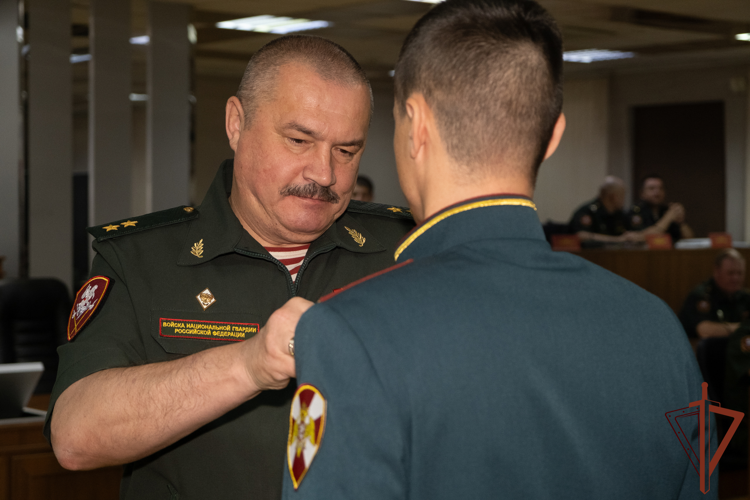 Военнослужащие и сотрудники Уральского округа Росгвардии удостоены государственных наград и высших специальных званий