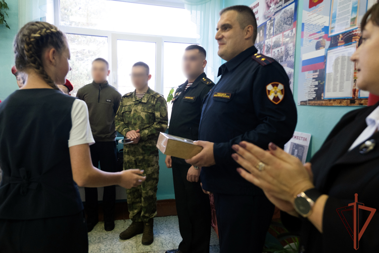 В Свердловской области Росгвардия и военная контрразведка провели патриотическое мероприятие для школьников