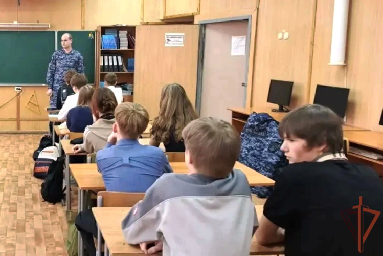 В Сибири школьников знакомят со службой в Росгвардии в рамках юбилейных мероприятий