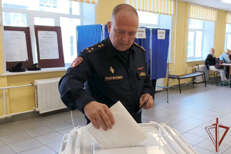 Уральский округ Росгвардии принимает участие в Едином дне голосования (видео)