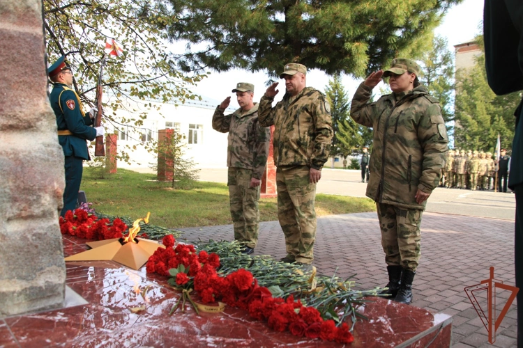 В северском соединении Росгвардии открыли обновленную мемориальную доску военнослужащим, погибшим при выполнении воинского долга